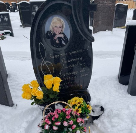 «В душе моей дикий крик»: Фирсов взвыл на могиле у Валентины Легкоступовой