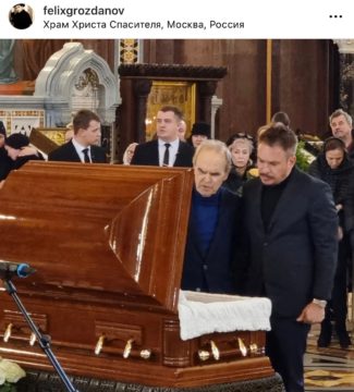 Сын плакал на коленях перед гробом: душераздирающие фото с похорон Инны Чуриковой